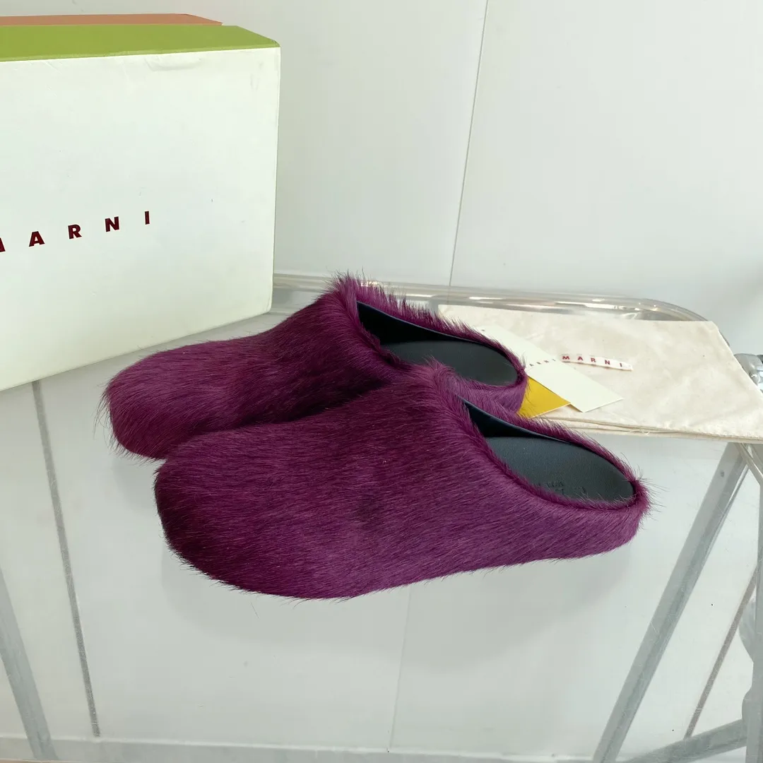 👟👟Ex-factory price 520👟👟 Men's size +20 🔥🔥🔥 MARNI Sabot Horsehair Slippers A giant trendy horsehair slipper with a toe cap for all seasons, making it a beautiful landscape. The texture makes your feet more beautiful, confident and comfortable. It is a symbol of taste whether you wear it at home or outside! The real thing is very textured and the comfort is great. Fabric: horse hair. Lining: leather lining. Foot pads: leather. Sole: leather insole, rubber sole. Size: women's size 35-40. men's size: 40-46. Complete package.